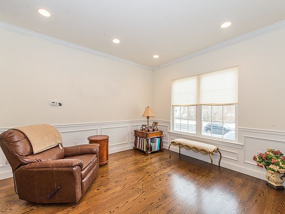 3rd image of 186 Arlington Ave