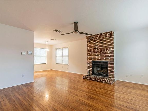 3rd image of 819 Sweetwater River Dr