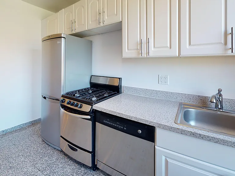475 W Broadway #8 — Photo 8