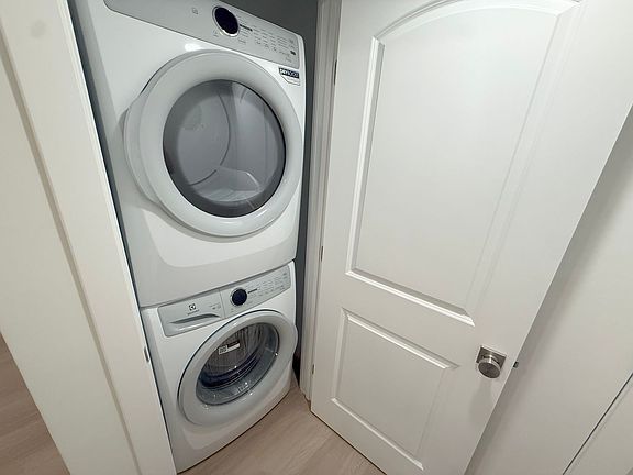 5th image of 1120-1130 N Laurel Ave W #2