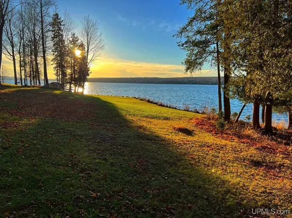 13934 Bayview Dr, Lanse, MI 49946