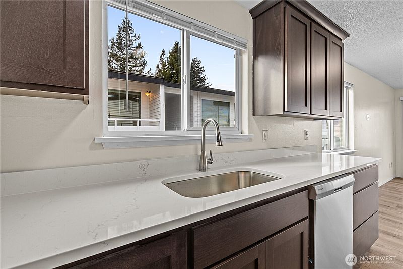 5th image of 2902 N Carr