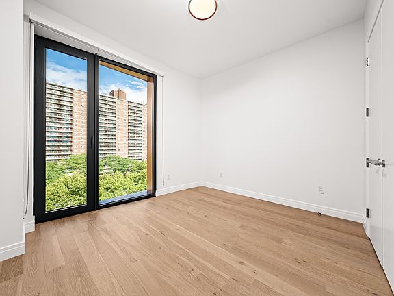 5th image of 255 Lorimer St #743