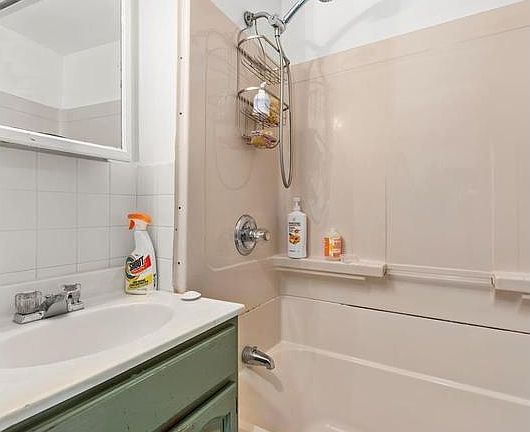 4th image of 4542 Vernon Blvd APT 1