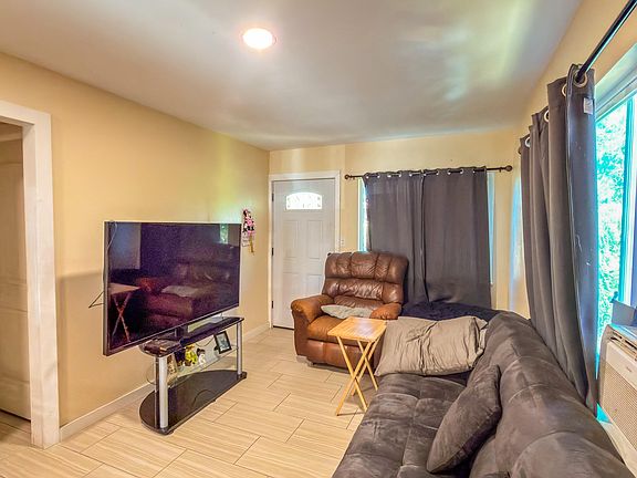 4th image of 310 Union St
