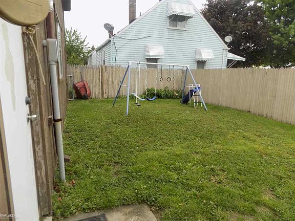 5th image of 18235 Eastland St