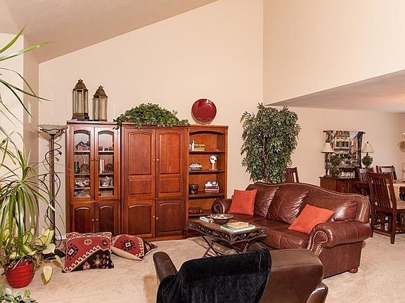 3rd image of 305 Bridlewood Dr