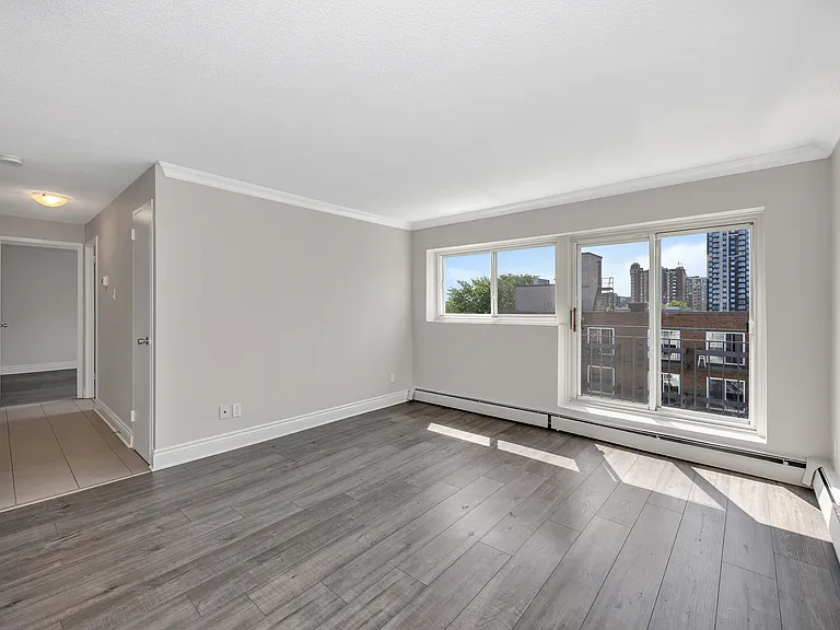 215 Clarence St — Photo 43