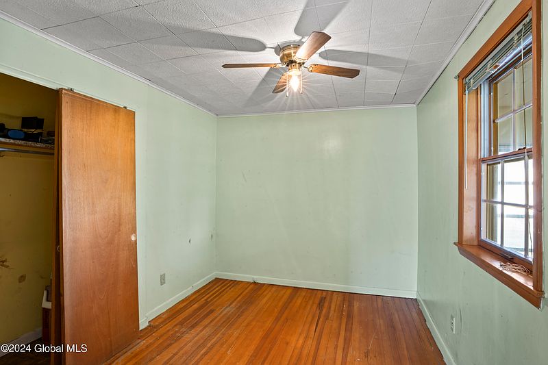 5th image of 141 Schoolhouse Road