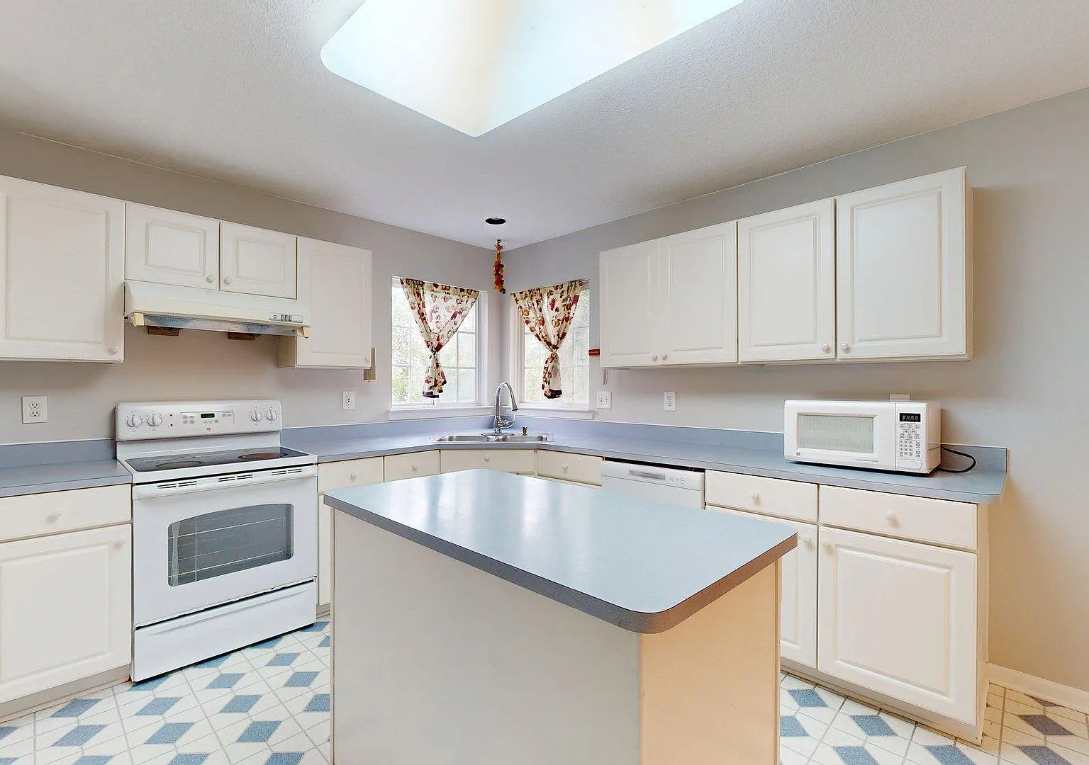 4 bed, 2.5 bath, 3744 sqft, $3,600 — Photo 3