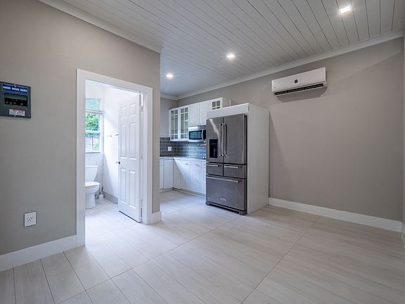 4th image of 4009 Shady Oak Ct #A