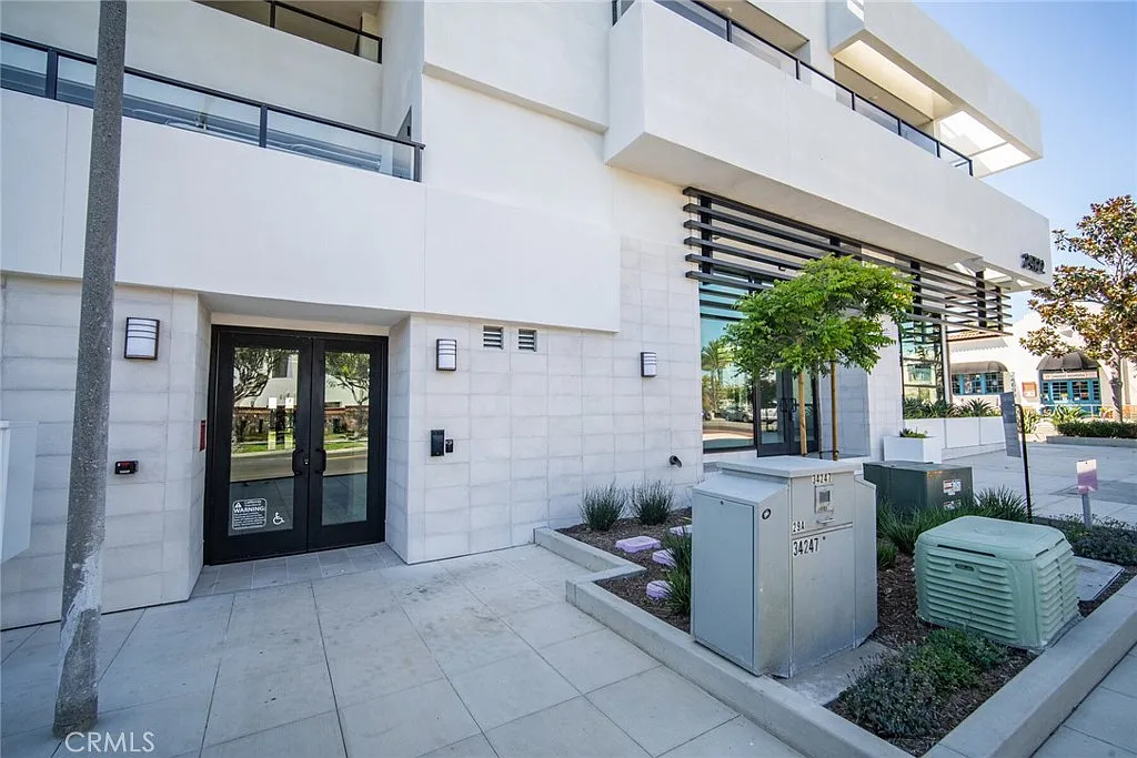 2 bed, 2.5 bath, 1905 sqft, $9,000 — Photo 3