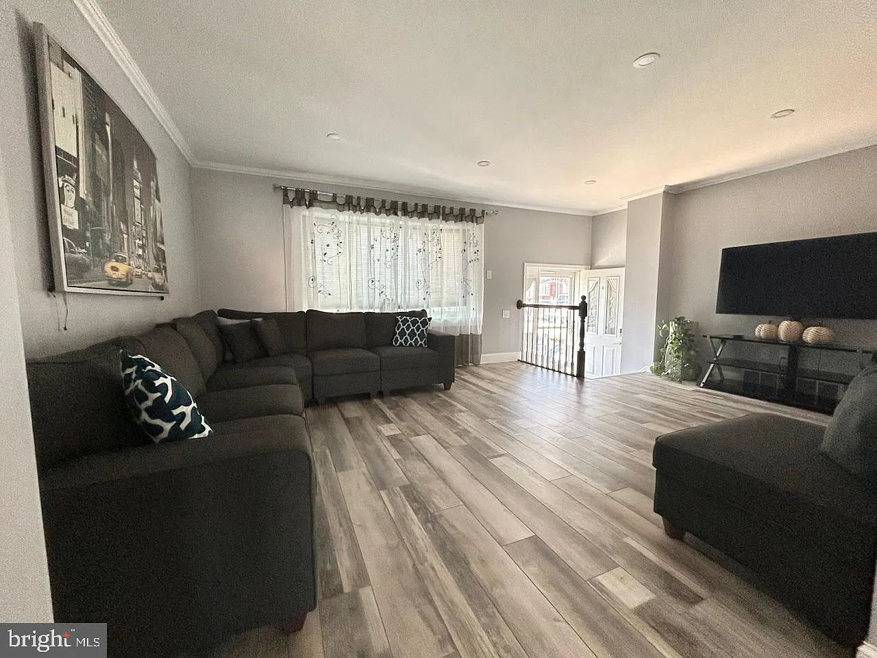 3 bed, 1.5 bath, 1360 sqft, $3,200 — Photo 3