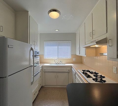 3rd image of 8558 Holloway Dr #204A