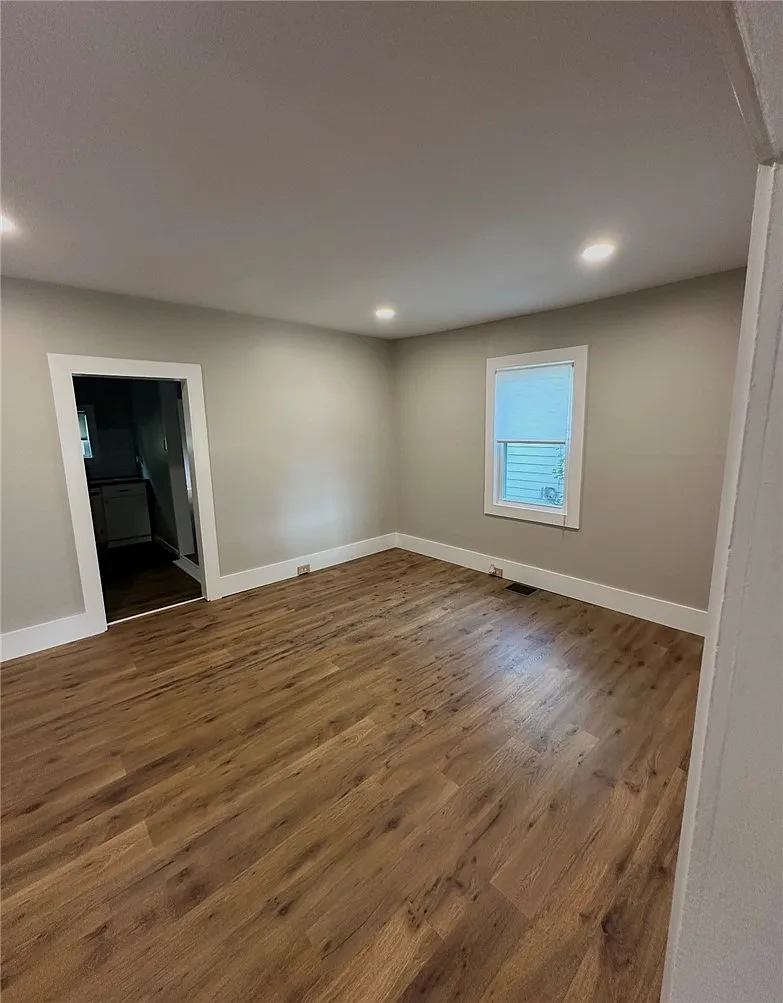 3 bed, 1.0 bath, 2446 sqft, $1,475 — Photo 4