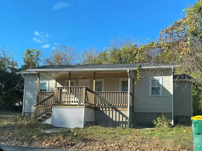 907 Cedar St — Photo 1