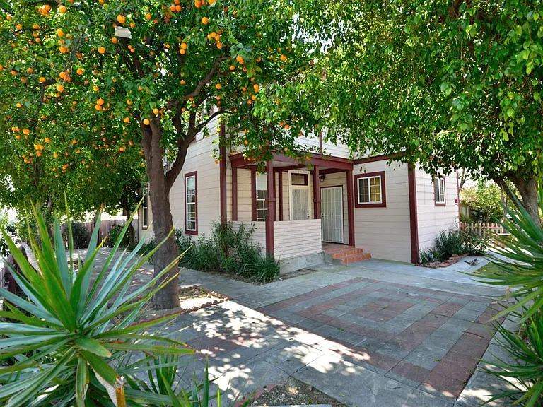 HUGE SEMI PRIVATE FRONT YARD (over 1000 SF)