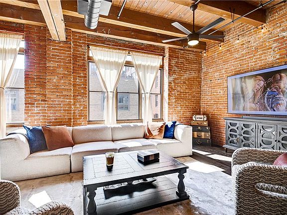 3rd image of 306 W 7th St APT 302