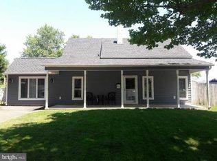 46 Hollyhock Ln, Levittown, PA