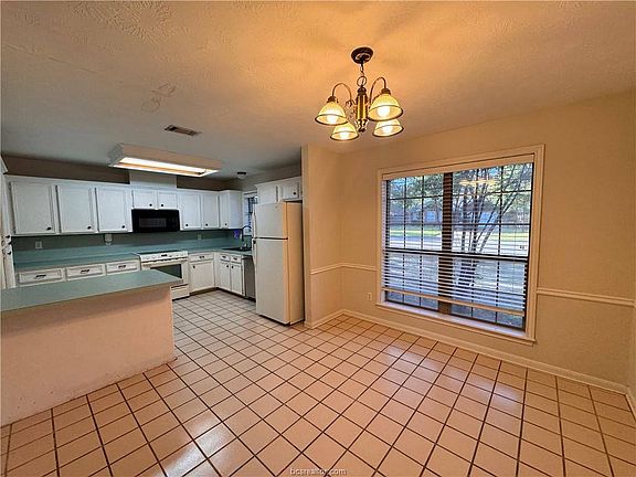 5th image of 1204 Bayou Woods Dr