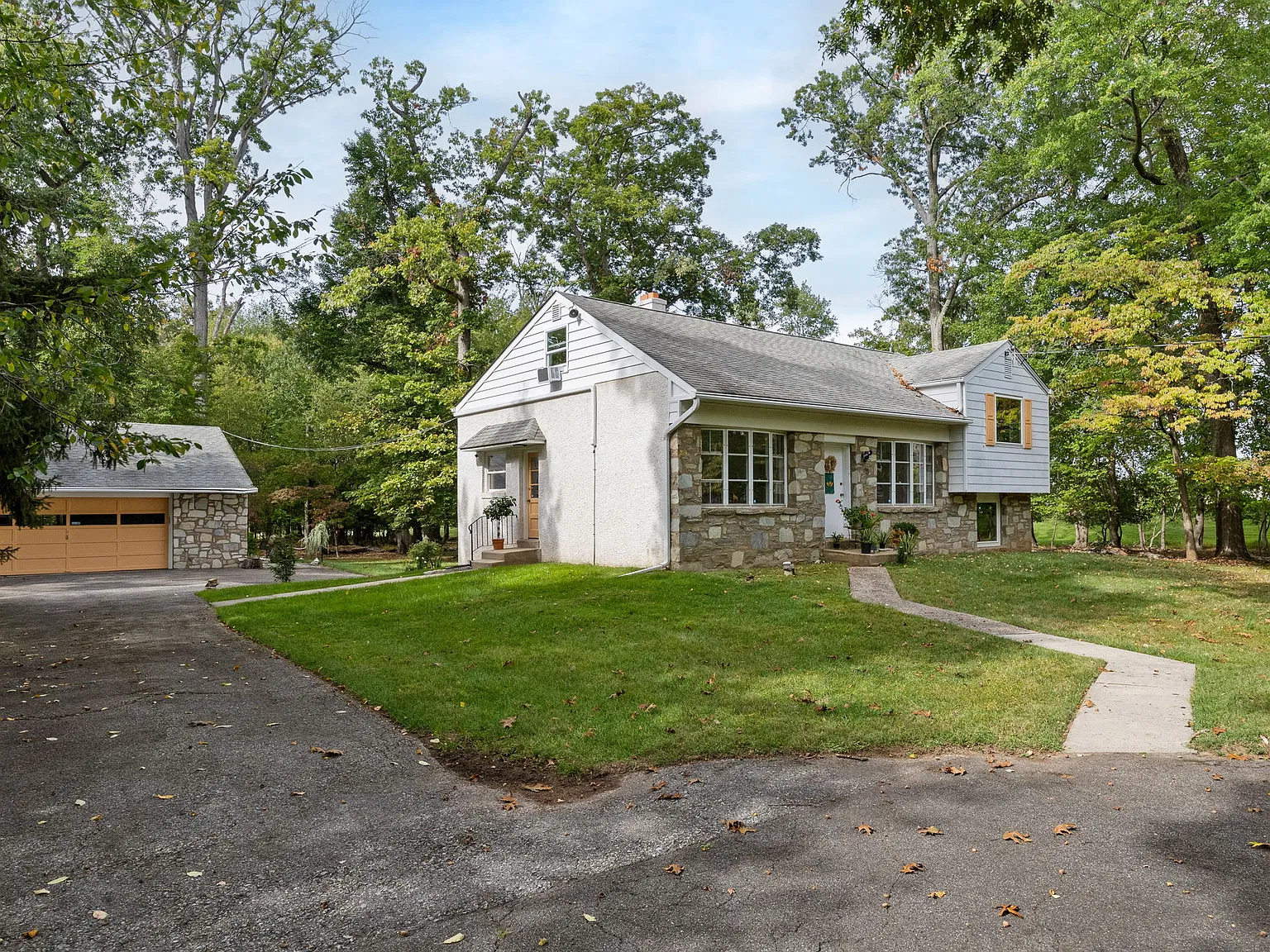 4 bed, 1.5 bath, 2100 sqft, $3,700 — Photo 3