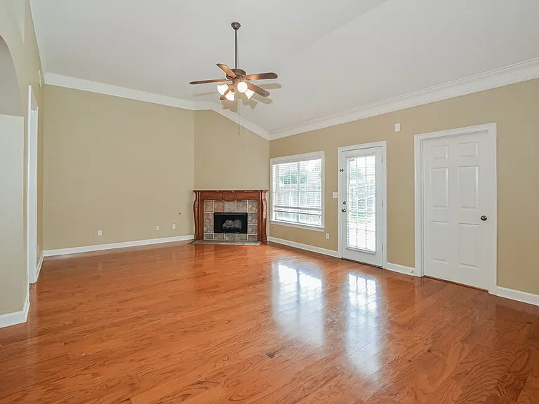 2722 Nelle Ln — Photo 4