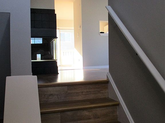 5th image of 886 Essex Cir