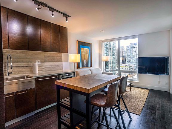 2nd image of 535 Smithe St #906