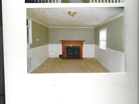 Living rooom with fireplace