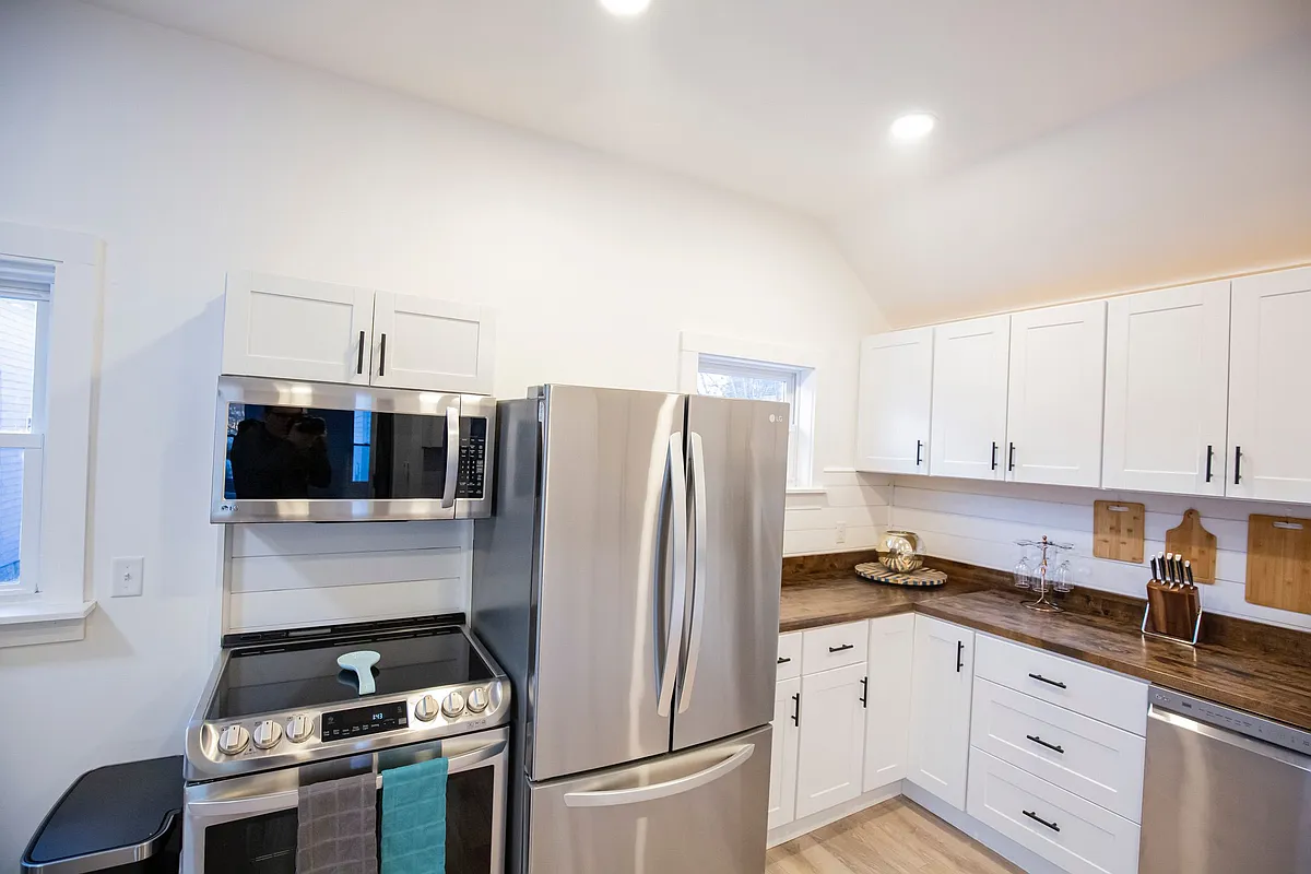 Building Photo - 127B Howe St #2