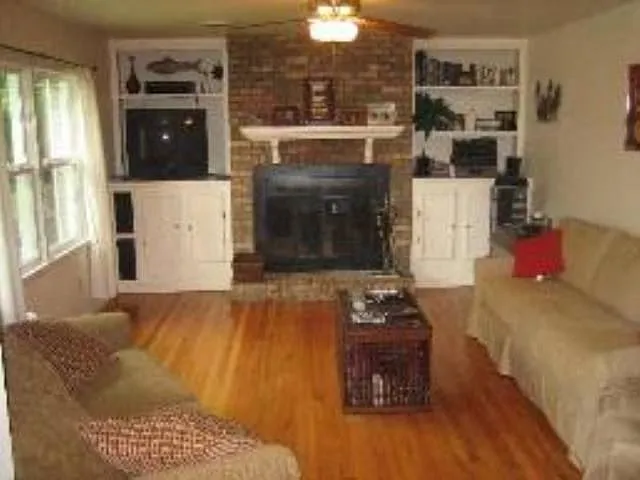 1116 Rosewood Dr — Photo 3