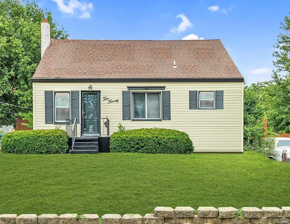 220 Ames Pl photo 1