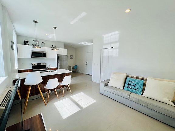 5th image of 924 Marseille Dr APT 1