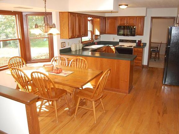 5th image of 10055 Oxford Dr NW