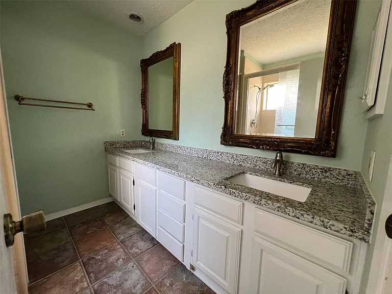 2134 Collingsfield Dr — Photo 11