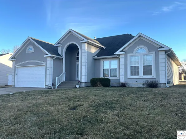 3740 Travis Dr, Sedalia, MO 65301