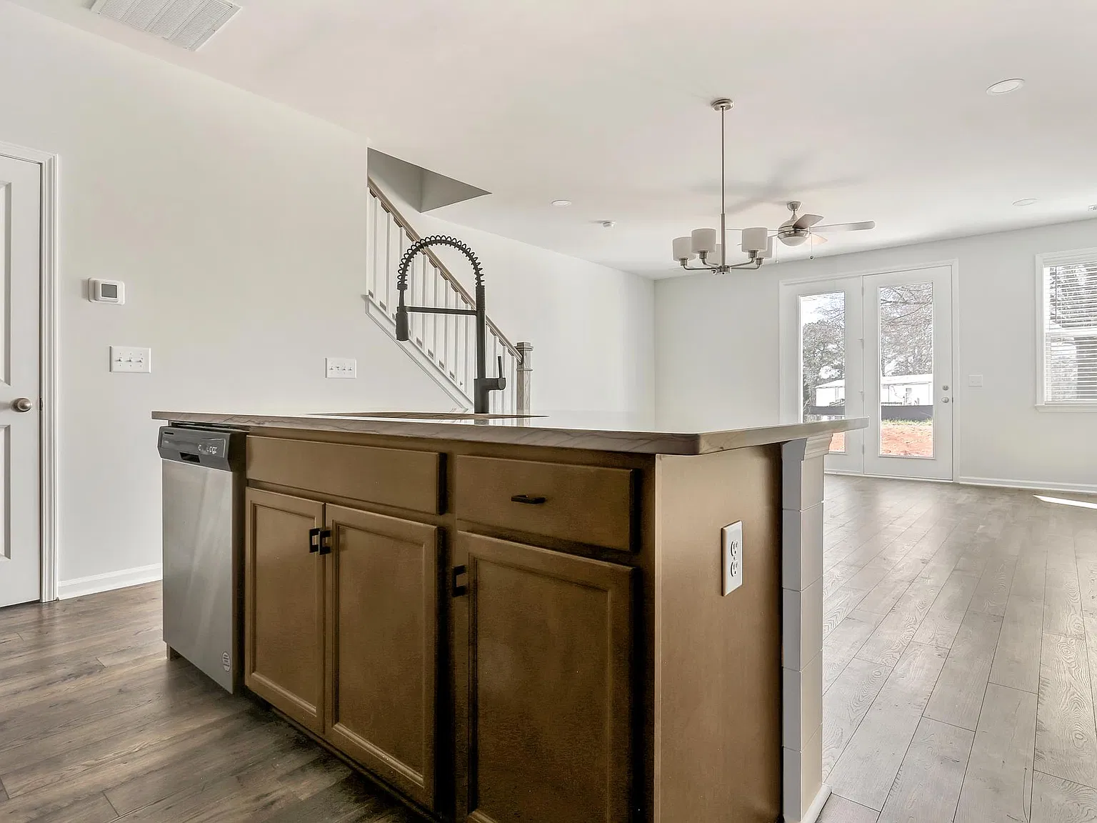 3 bed, 2.5 bath, 1708 sqft, $1,900 — Photo 3