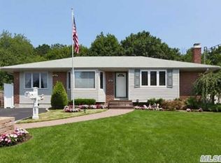 61 Bergen Dr, Deer Park, NY 11729