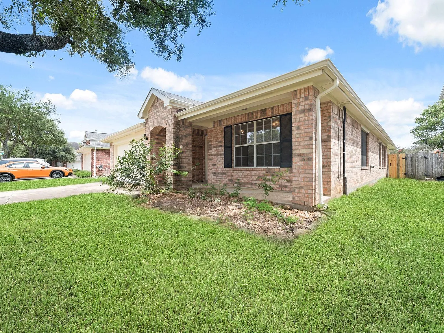 4 bed, 2.0 bath, 1987 sqft, $2,295 — Photo 2