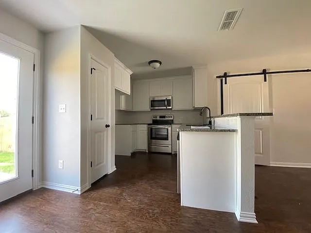 3 bed, 2.5 bath, $1,200 — Photo 4