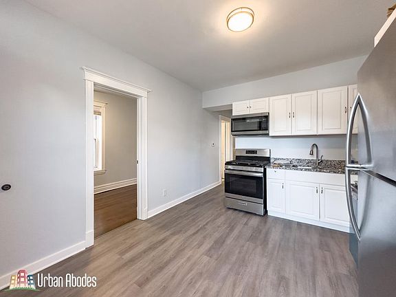 3rd image of 3649 W Montrose Ave #15R