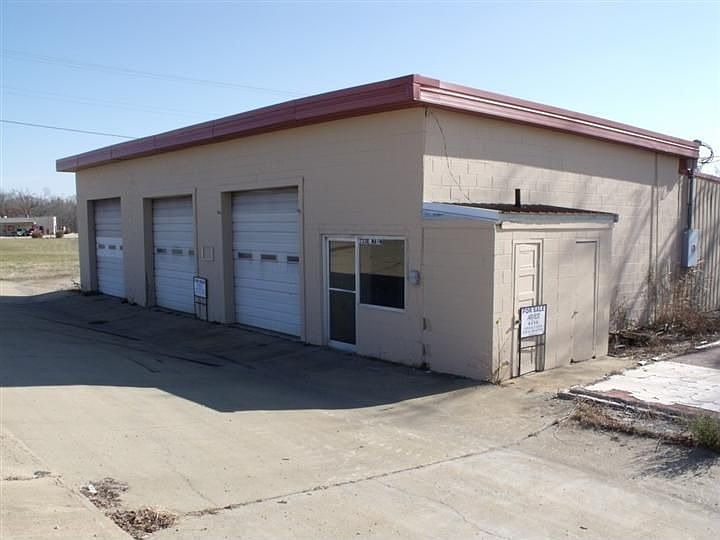 1st image of 733 E Main St