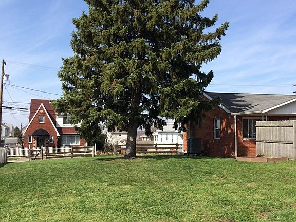 Side lot area with extra parking in back