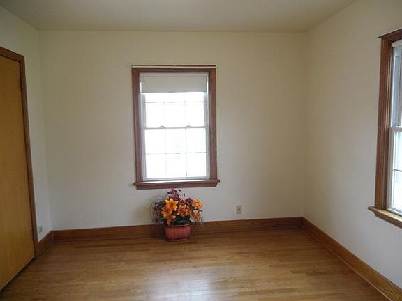 5th image of 742 E Ford Ave