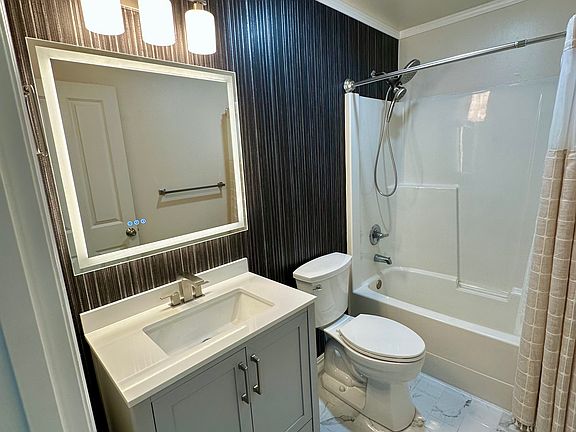 5th image of 4313 Roxanna Loop SE