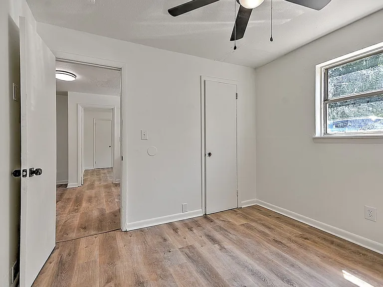 716 W G St — Photo 16