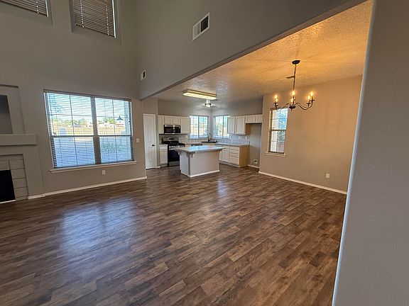 5th image of 701 Renaissance Loop SE