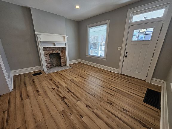 4th image of 429 Stoddart Ave