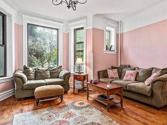 5th image of 338 N Austin Blvd APT 1N