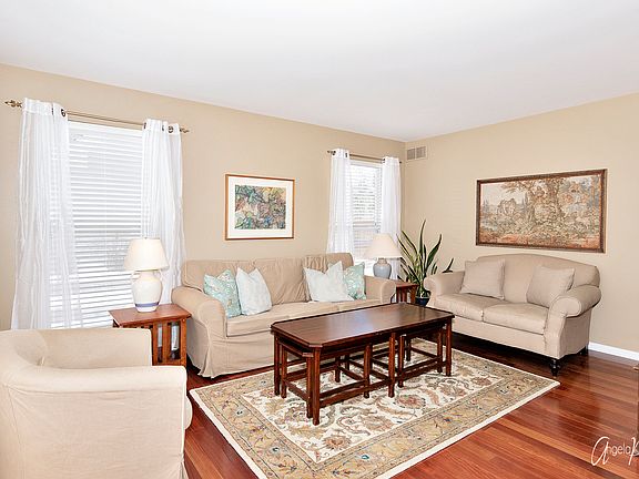 4th image of 692 Waterford Dr